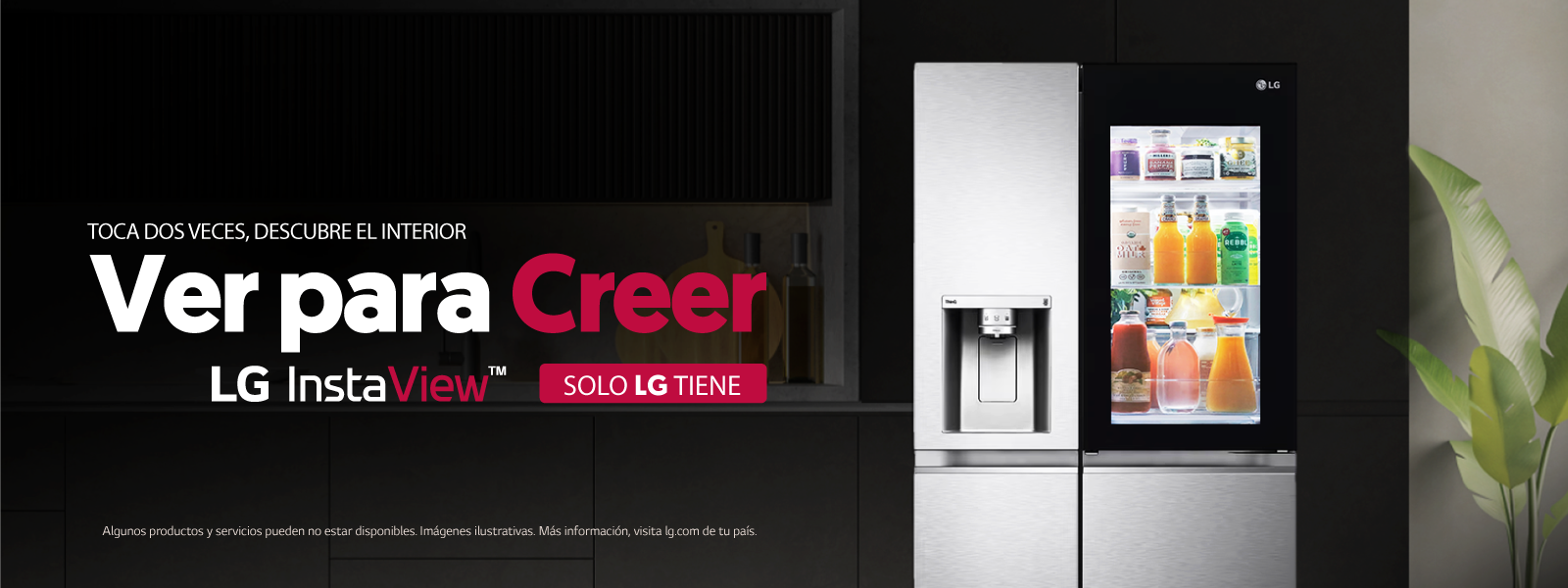Una señora maneja su refrigeradora LG a través de la app LG ThinQ en su celular. ThinQ, una forma más inteligente de vivir tu casa.