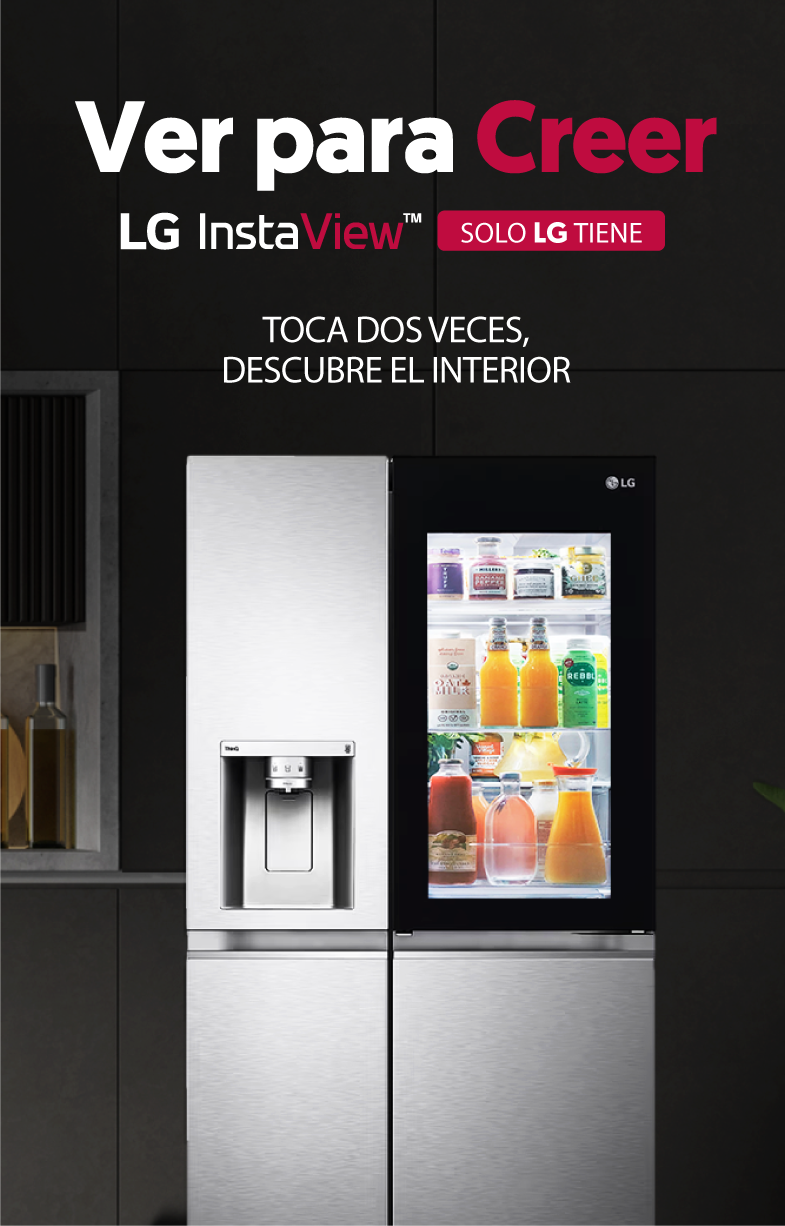 Una señora maneja su refrigeradora LG a través de la app LG ThinQ en su celular. ThinQ, una forma más inteligente de vivir tu casa.