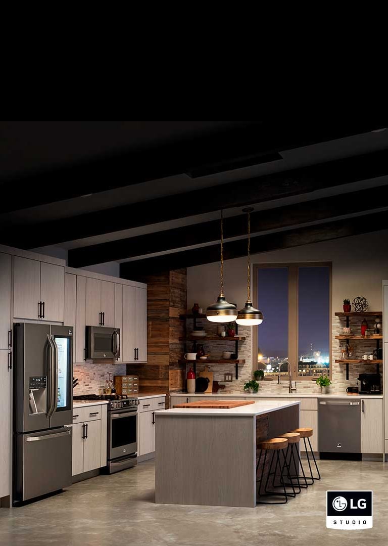 Interior de cocina moderna con cocina eléctrica y horno microondas