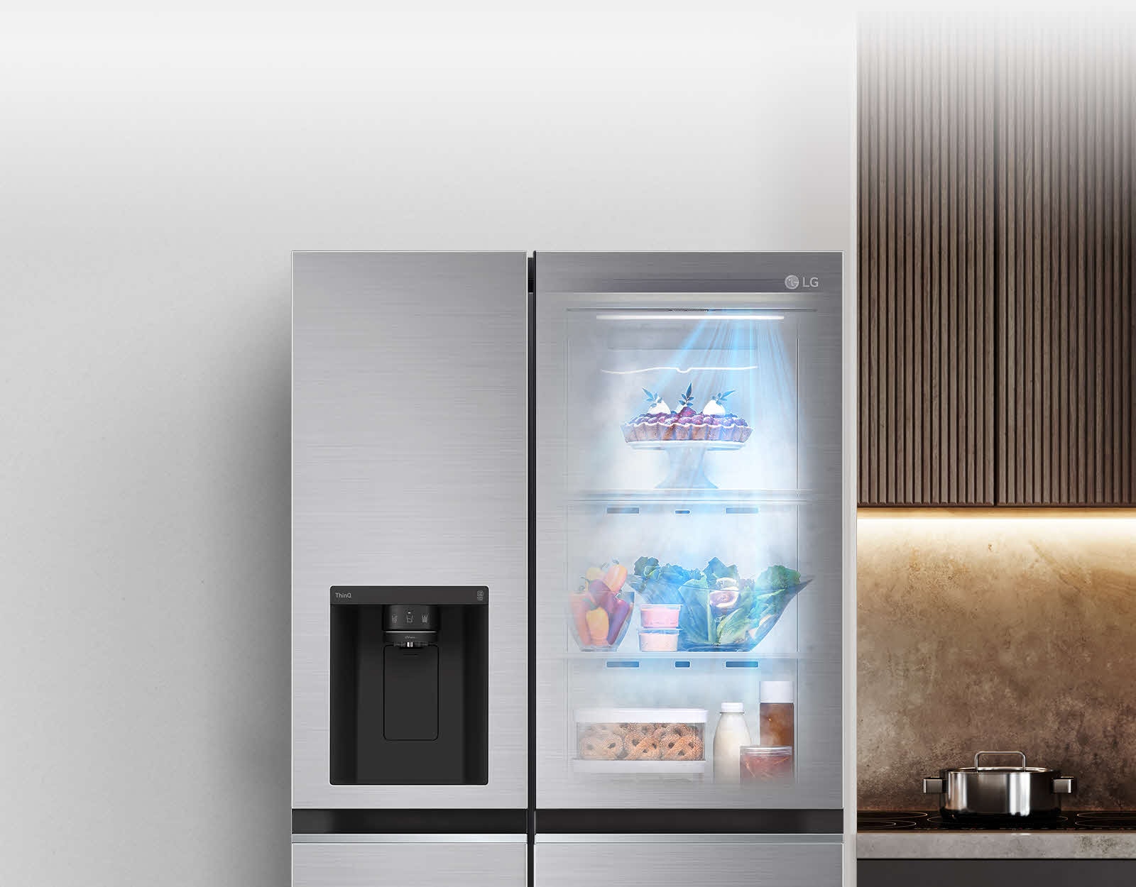 Video de Refrigerador InstaView negro con luz interior visible y rayos azules de DoorCooling.