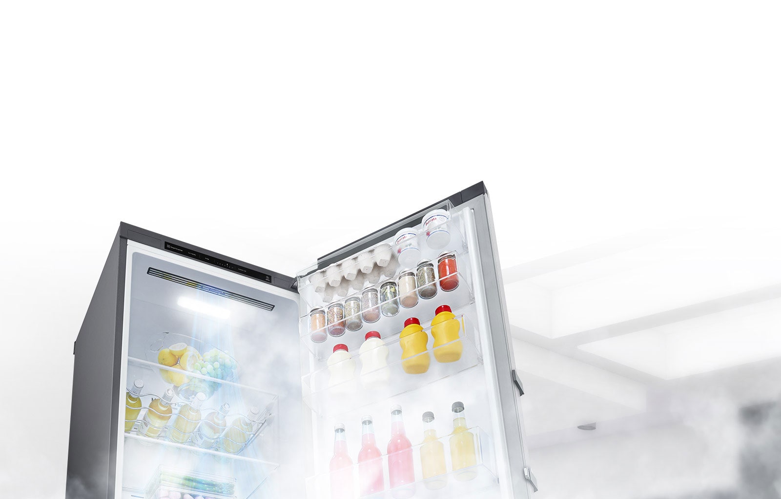 El refrigerador abierto y lleno de alimentos, con aire frío en la parte superior para mantener la frescura.