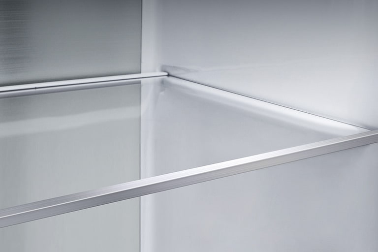 Vista diagonal del estante con paneles metálicos en el interior del frigorífico.