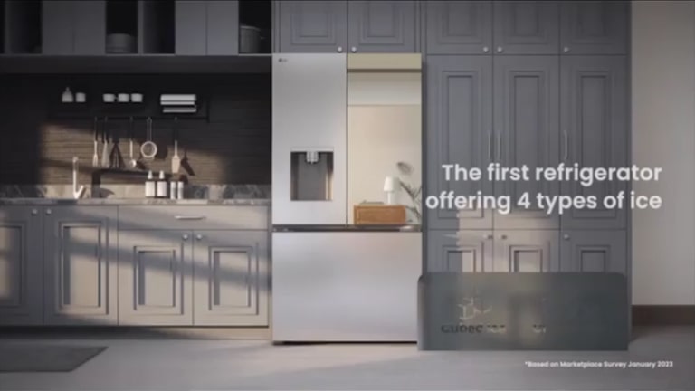 Mostrando el interior del frigorífico multi-puerta LG con cuatro tipos diferentes de hielo, fabricados por CraftIce™.
