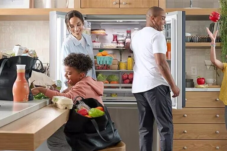 Un frigorífico multi-puerta LG de supercapacidad de 31 pies cúbicos, destacando su capacidad para almacenar más comida que nunca.