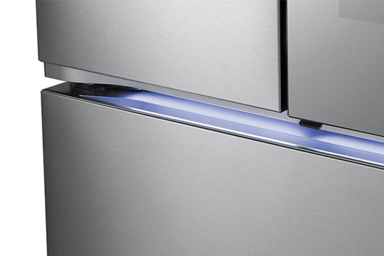 Vista en primer plano de un frigorífico con sensores integrados que iluminan el mango del bolsillo con luces LED para un acceso fácil durante la noche.