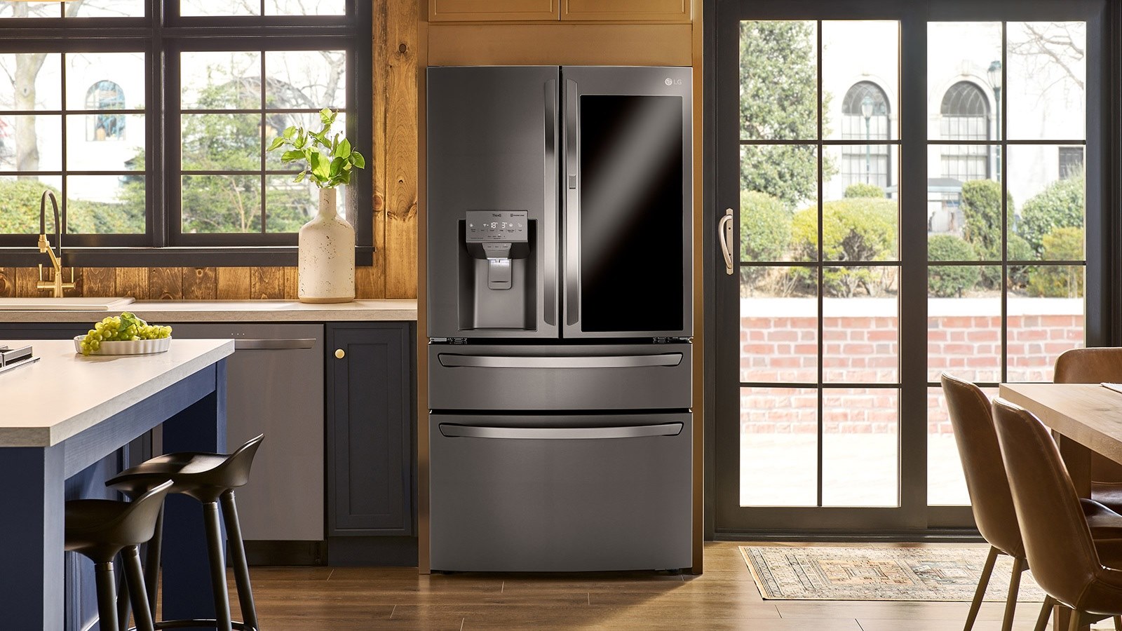 Vista frontal del refrigerador negro ubicado en una cocina.