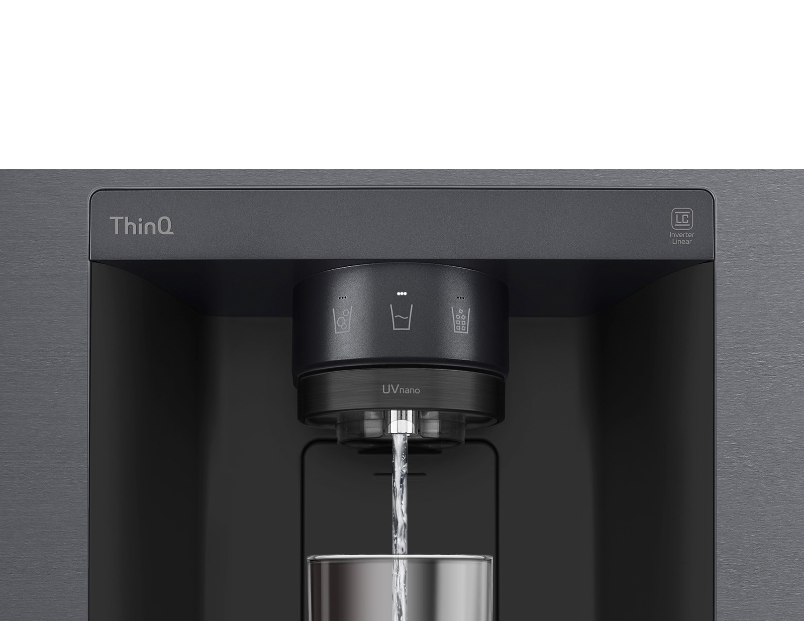 El video muestra el dispensador de agua con UVnano y termina con el frigorífico dispensando agua en un vaso.