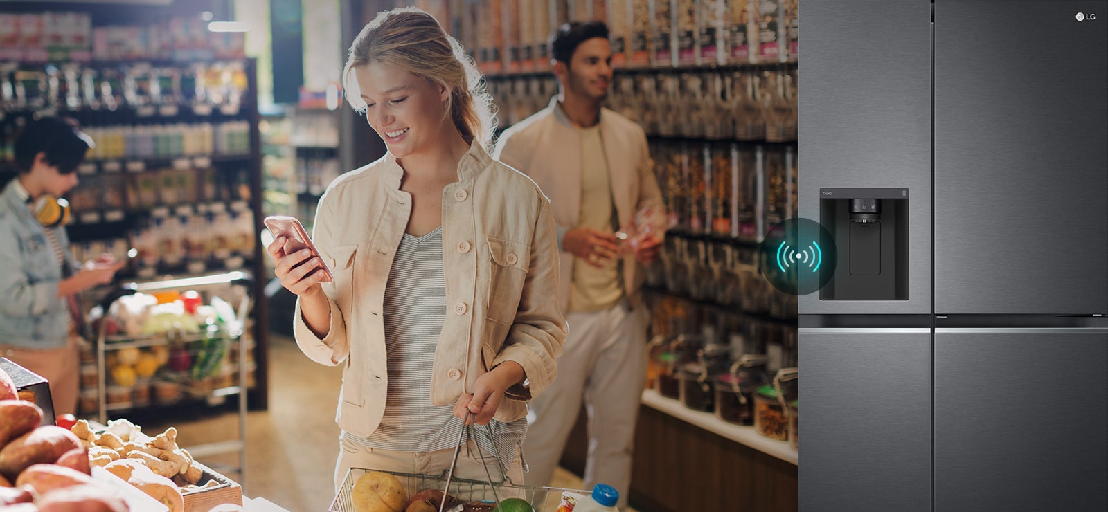 La imagen de la izquierda muestra a una mujer de pie en una tienda de comestibles mirando su teléfono. La imagen de la derecha muestra la vista frontal del frigorífico. En el centro de las imágenes hay un icono que muestra la conectividad entre el teléfono y el frigorífico.