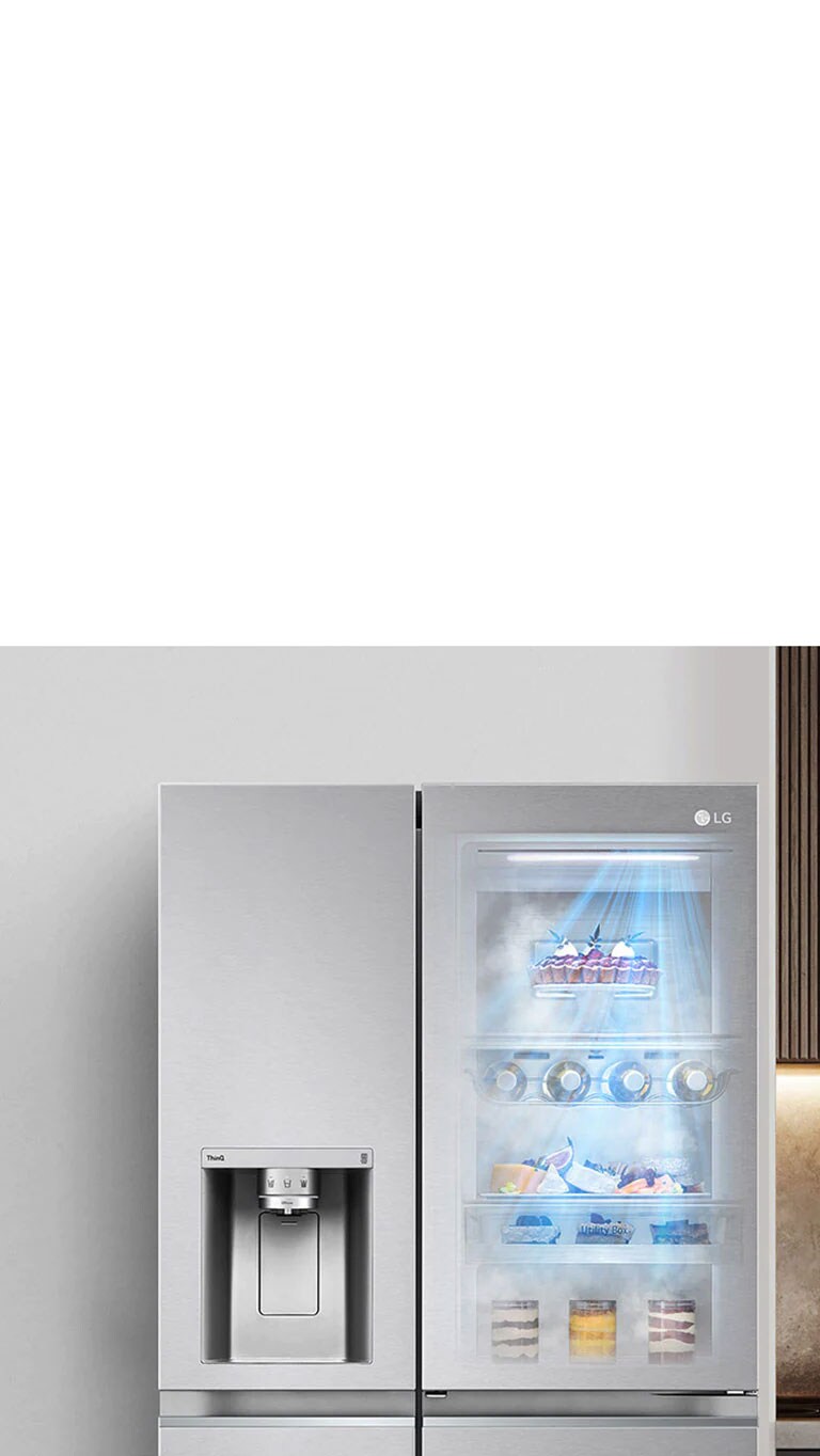 Video de Refrigerador InstaView negro con luz interior visible y rayos azules de DoorCooling.