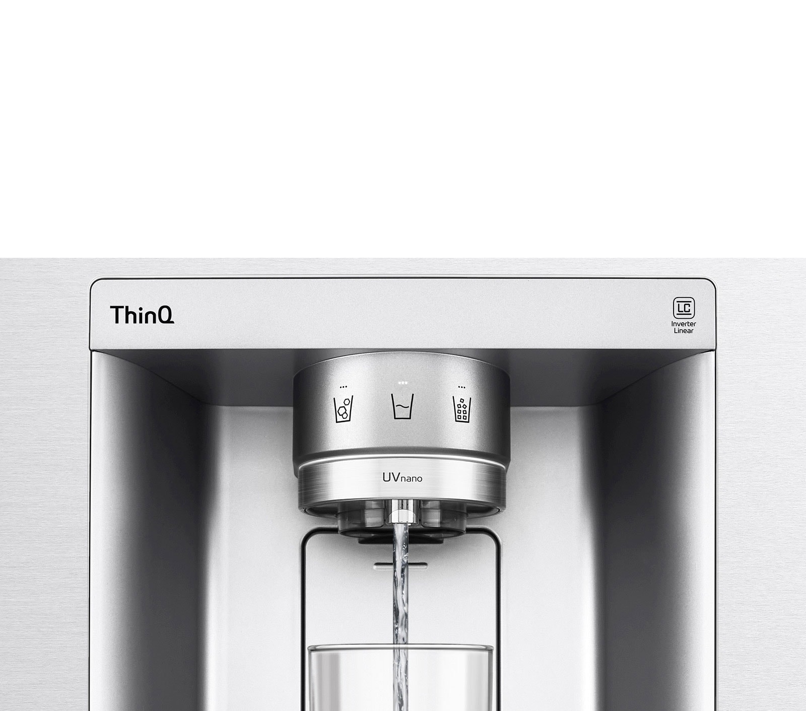 El video muestra el dispensador de agua y su boquilla UVnano, luego se aleja mientras se dispensa agua en un vaso.