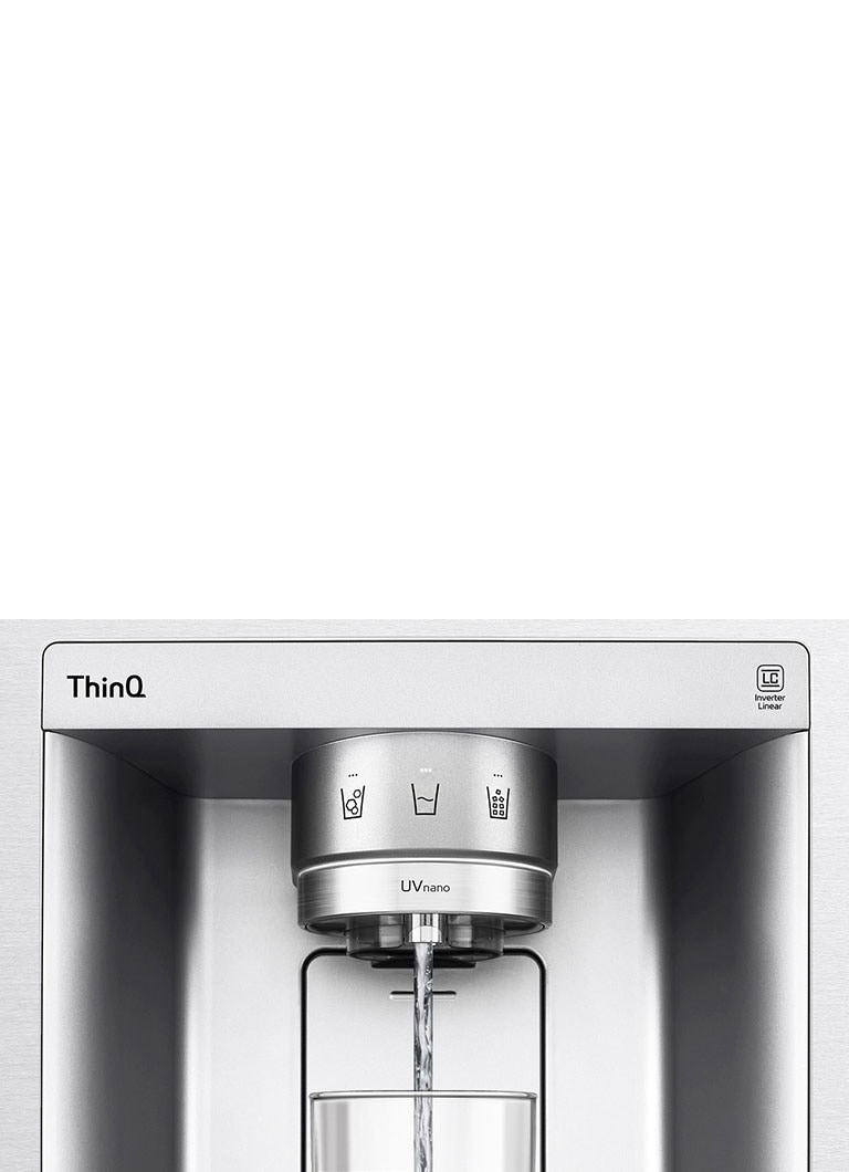 El video muestra el dispensador de agua y su boquilla UVnano, luego se aleja mientras se dispensa agua en un vaso.