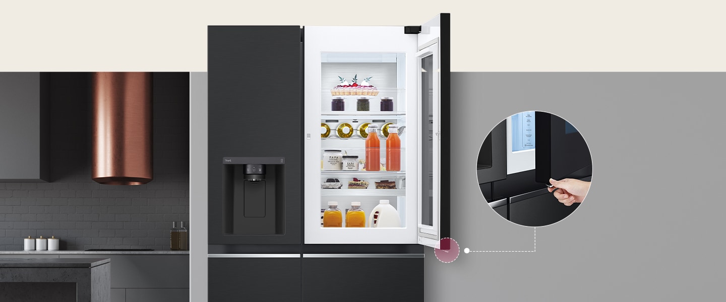 Vista frontal de un refrigerador InstaView negro. La puerta-in-door del refrigerador está abierta. Hay una pequeña pantalla que explica dónde se encuentra el botón de apertura oculto para abrir la puerta.