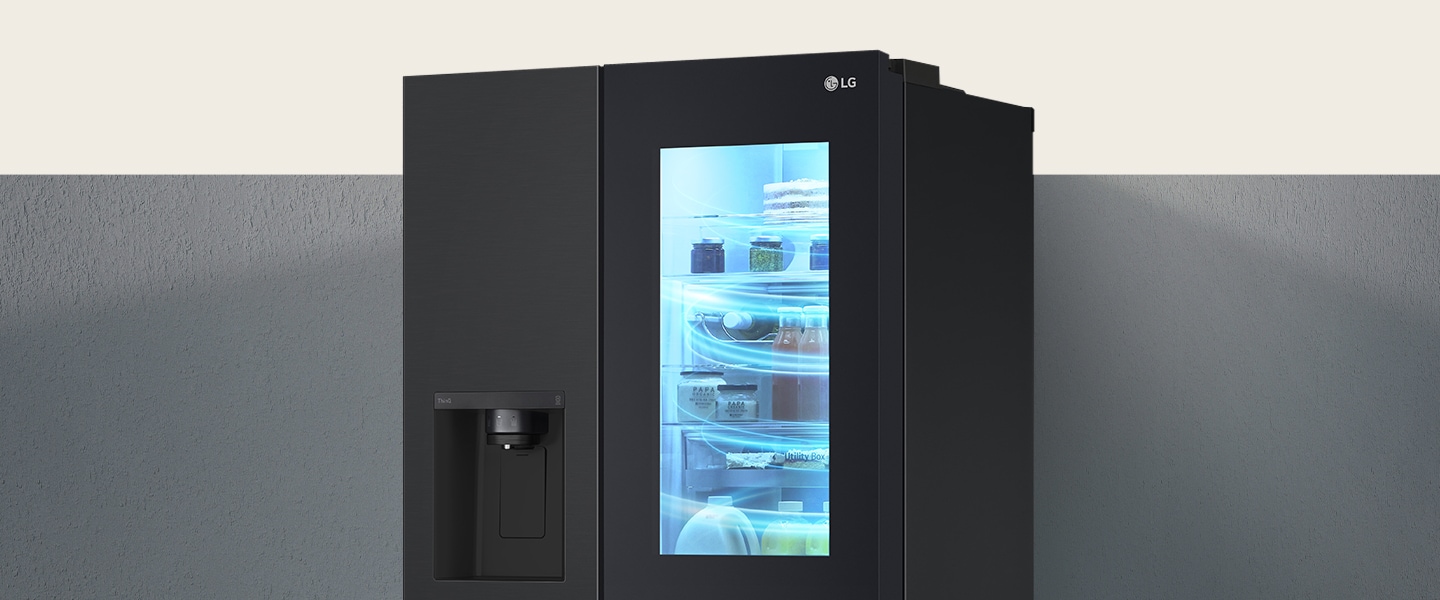Vista lateral del refrigerador InstaView. Es una imagen de un refrigerador lleno de aire frío.