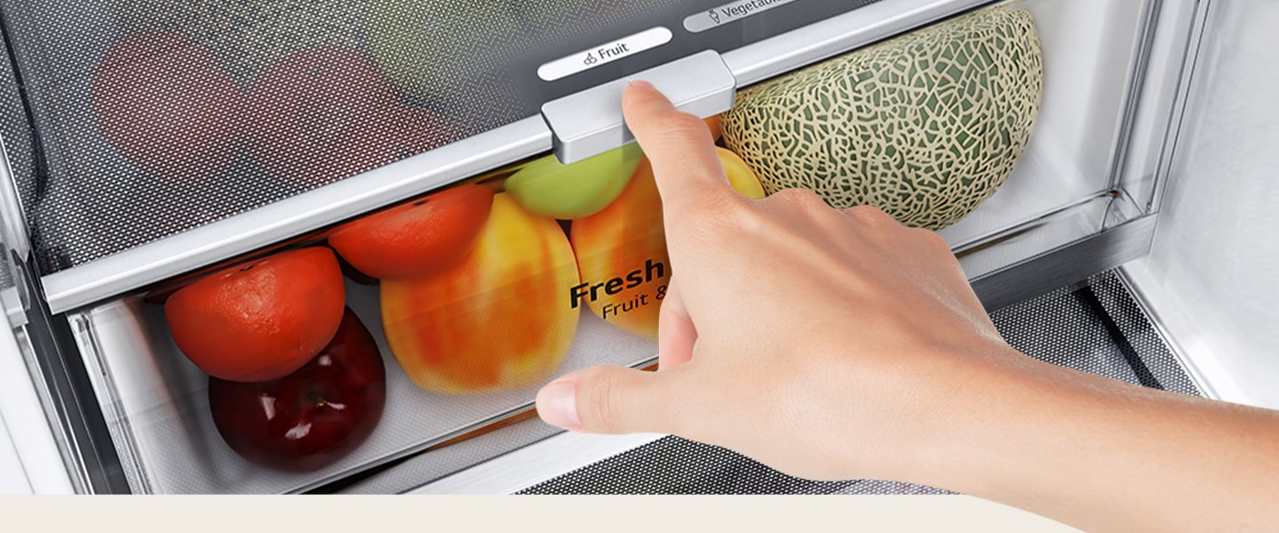 Los cajones inferiores del refrigerador están llenos de productos frescos y coloridos. Una imagen en primer plano muestra la palanca de control para elegir el nivel óptimo de humedad para mantener los productos frescos.