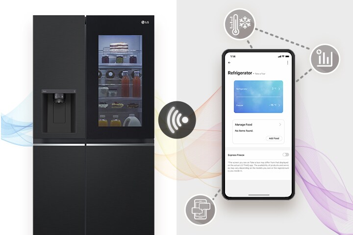 Hay una mujer sentada cómodamente en una mesa, trabajando a lo lejos. En la mesa hay un altavoz inteligente. Dejándola atrás, se muestran las paredes y el refrigerador InstaView.