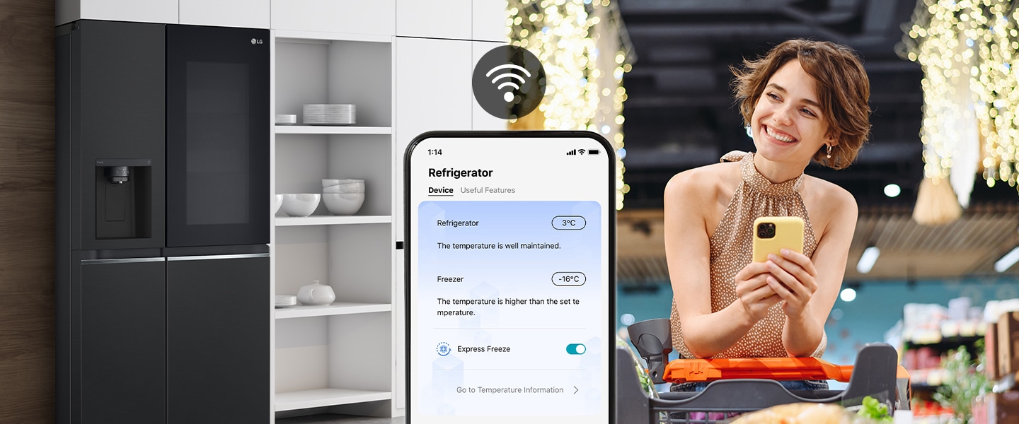 La imagen a la derecha muestra a una mujer de pie en una tienda de comestibles mirando su teléfono. A la izquierda se muestra la vista frontal del refrigerador. En el centro de las imágenes hay un ícono que muestra la conectividad entre el teléfono y el refrigerador.