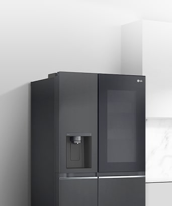 Vista lateral de una cocina con un refrigerador InstaView negro instalado.