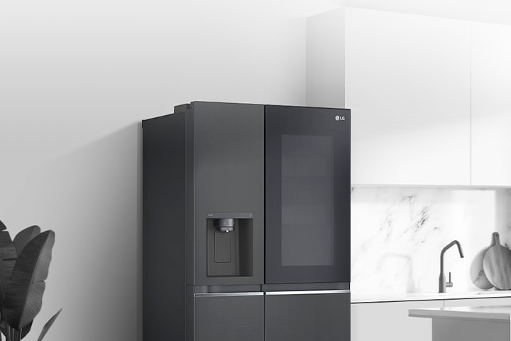 Vista lateral de una cocina con un refrigerador InstaView negro instalado.