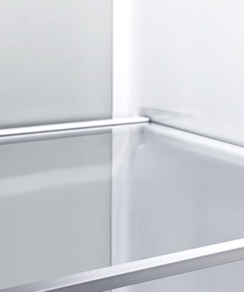 Vista diagonal del estante con paneles metálicos en el interior del refrigerador.