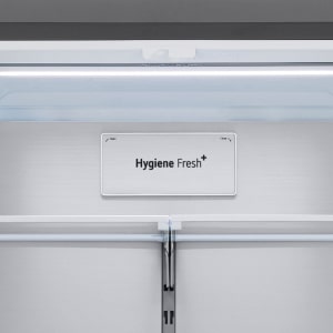 Vista interior del frigorífico LG de varias puertas con el logotipo de Hygiene Fresh+ ™.