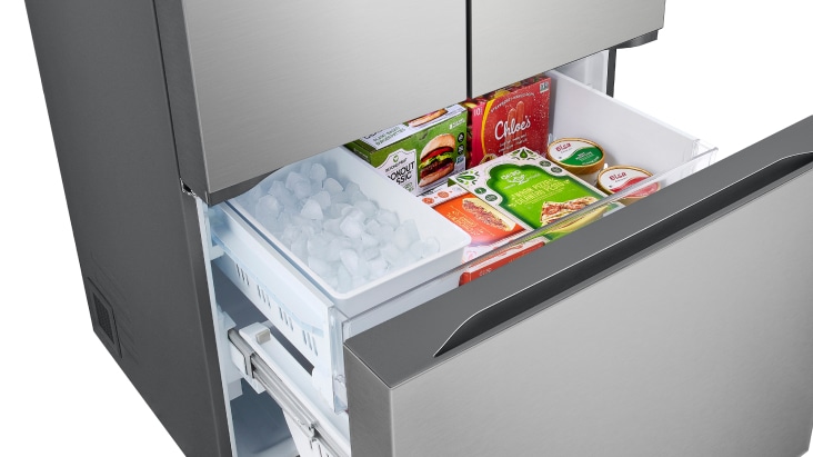 Congelador abierto mostrando el sistema 3-Tier Organization™, manteniendo los alimentos organizados y accesibles con secciones claramente divididas.