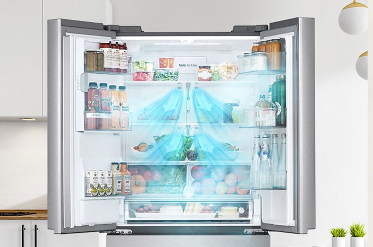 Vista general del refrigerador LG de varias puertas completamente abierto, que muestra cómo funciona la característica Multi Air Flow.