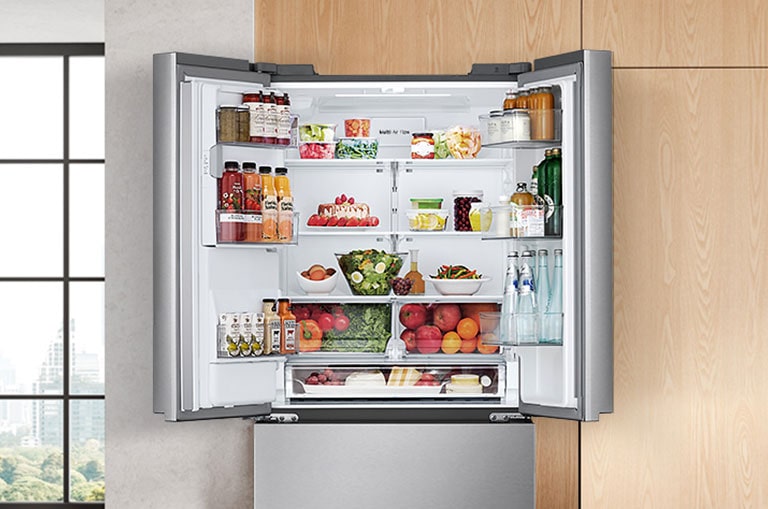 Refrigerador LG de varias puertas completamente abierto en una cocina moderna.