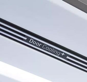 Primer plano de la función DoorCooling+™ que asegura un enfriamiento uniforme y fresco en todo el interior del frigorífico multi-puerta LG.
