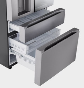 Parte inferior del frigorífico multi-puerta LG abierta.