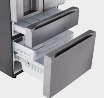 Parte inferior del frigorífico multi-puerta LG abierta.
