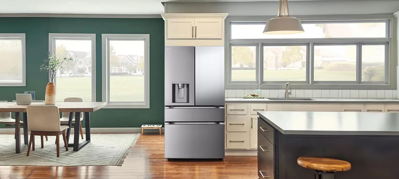 Refrigerador multi-puerta LG en una cocina moderna.