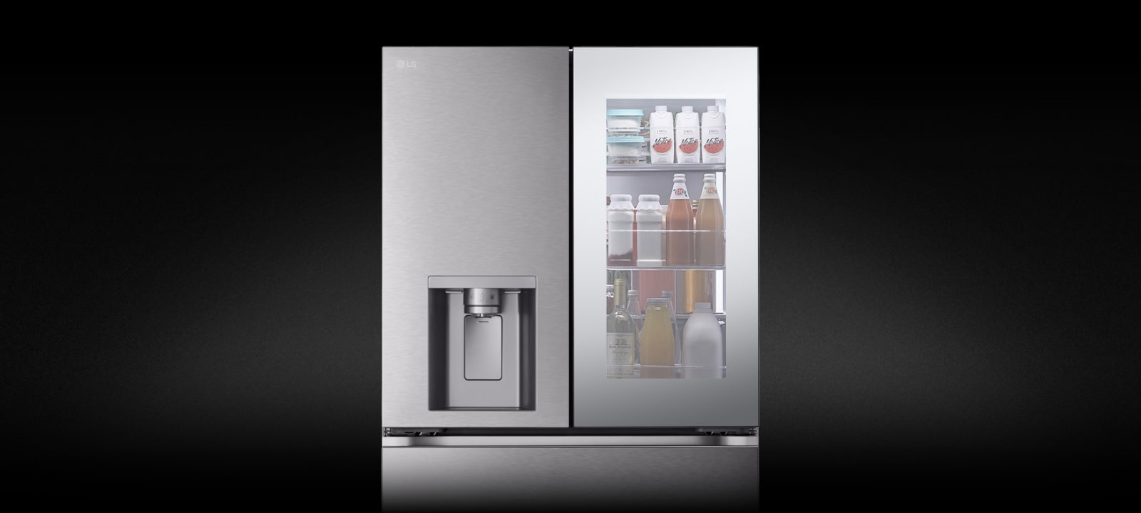 Tocar la puerta del refrigerador multi-puerta LG para ver el interior sin abrirla, mostrando la función InstaView™.