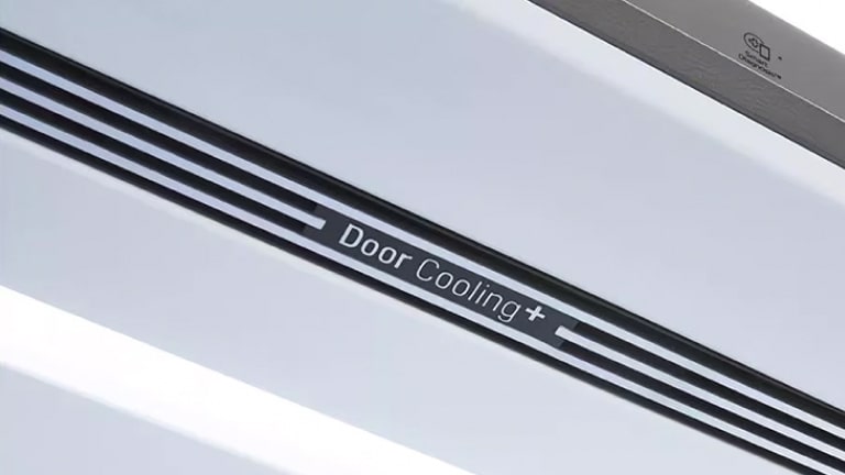 Primer plano de la función DoorCooling+™, que asegura un enfriamiento uniforme y fresco en todo el interior del refrigerador multi-puerta LG.