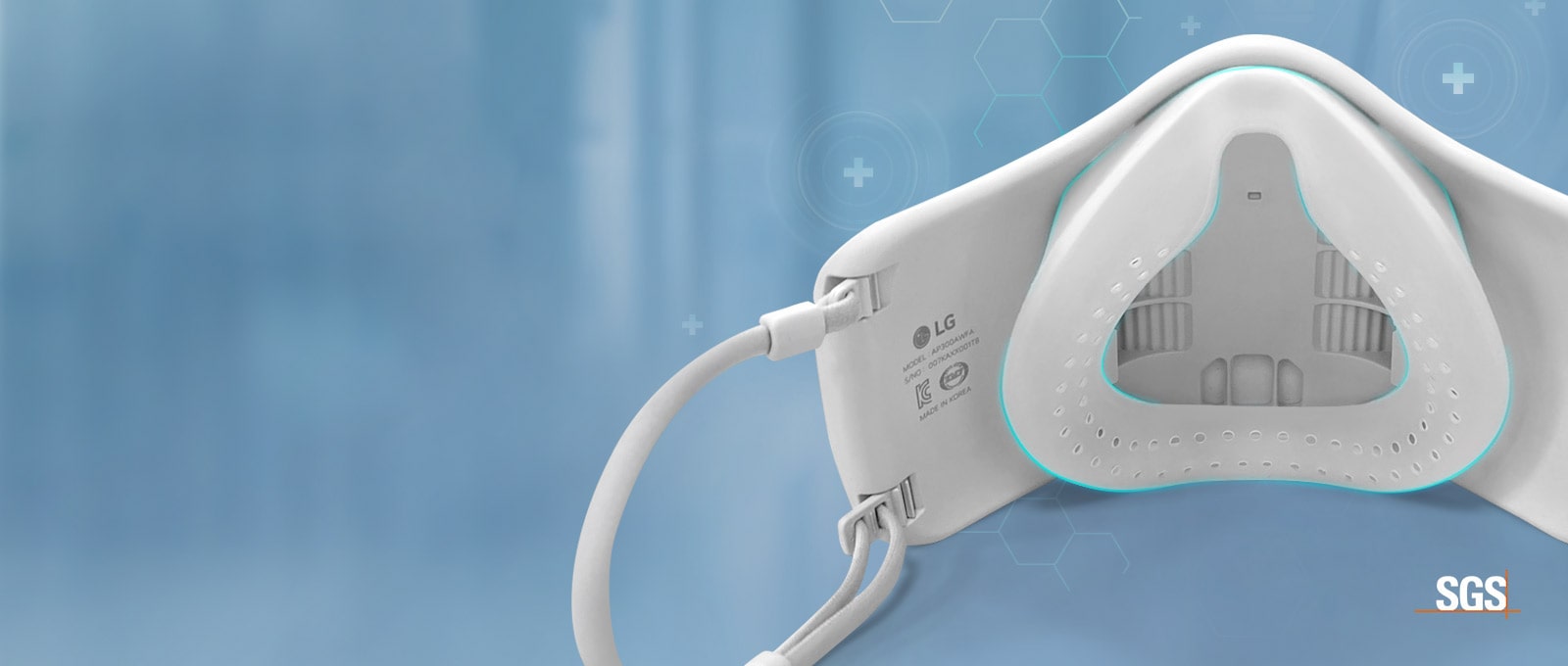 El interior de la máscara se puede ver con un marco de luz azul resaltando la cubierta interna.