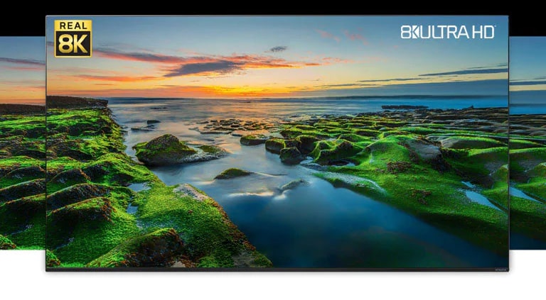 Una pantalla de TV que muestra una vista panorámica de la naturaleza con los logos de Real 8K y CTA