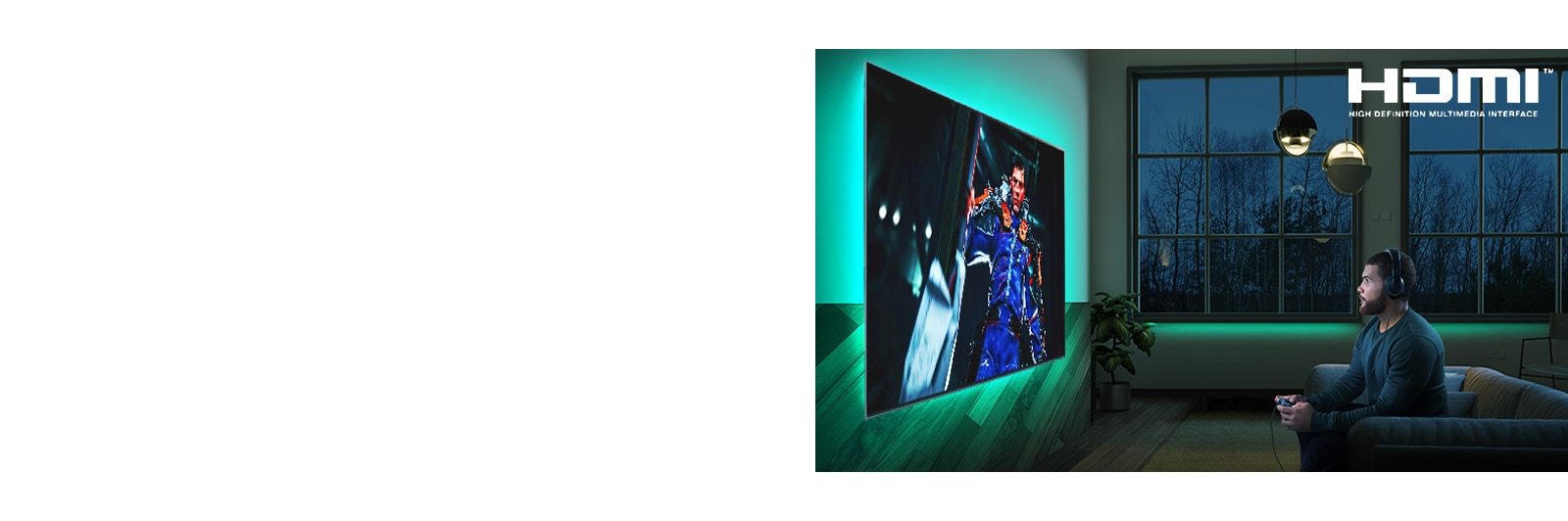 Un hombre sentado en un sofá, sujetando un joystick mientras juega una partida de un juego RPG en una pantalla de TV