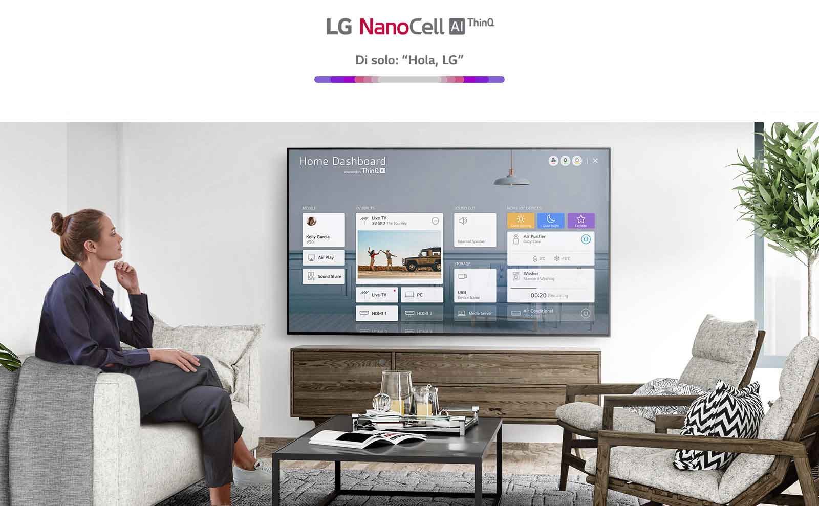 Un hombre sentado en un sofá del salón con Home Dashboard en la pantalla del televisor