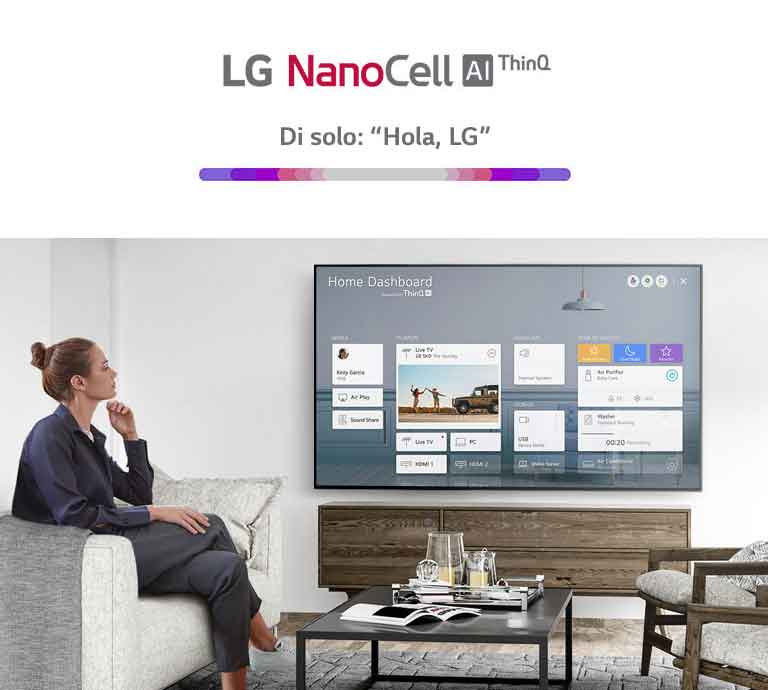 Un hombre sentado en un sofá del salón con Home Dashboard en la pantalla del televisor