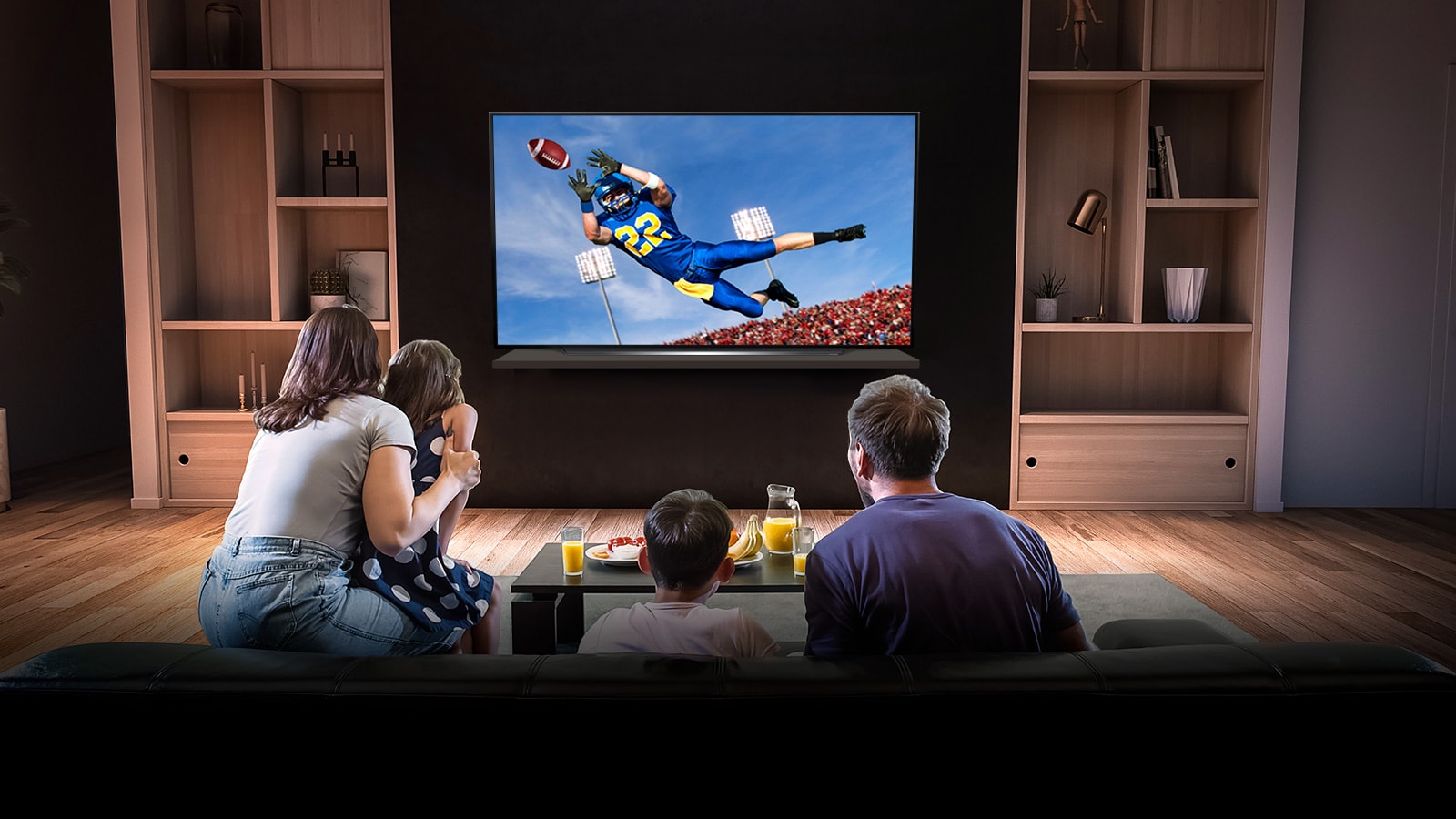 Personas mirando un partido de Tottenham en la TV de la sala de estar