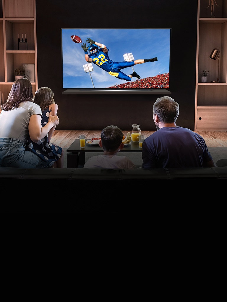 Personas mirando un partido de Tottenham en la TV de la sala de estar