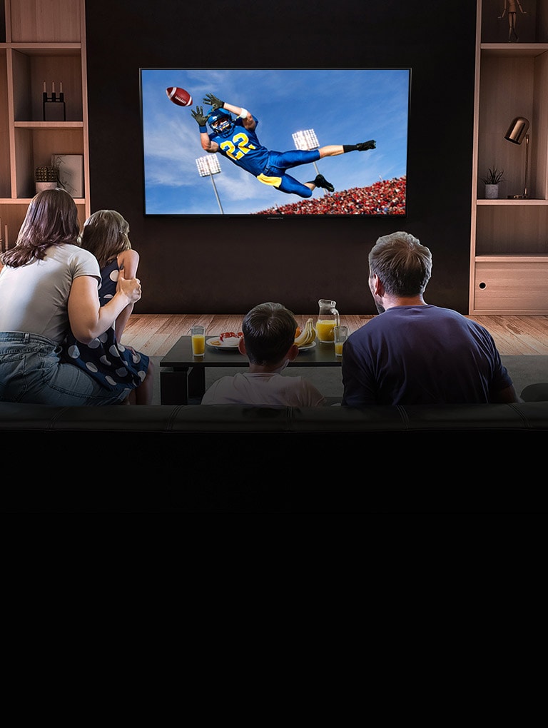 Personas mirando un partido de Tottenham en la TV de la sala de estar