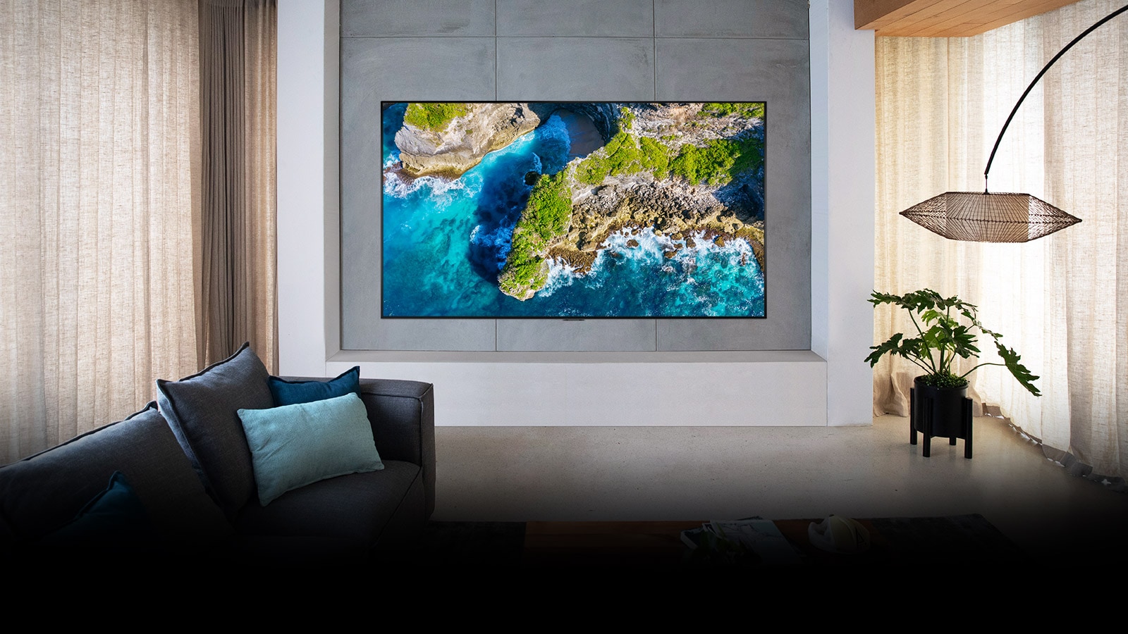 TV que muestra una vista aérea de la naturaleza en un ámbito hogareño lujoso