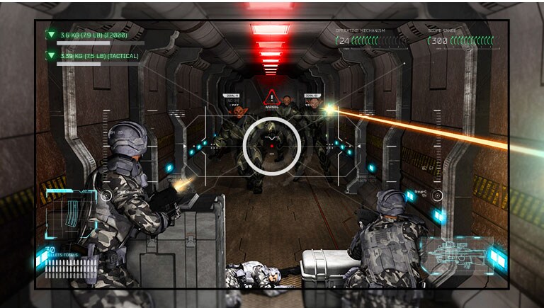 TV que muestra una escena de un juego de disparos donde el jugador es dominado por extraterrestres con armas de fuego.