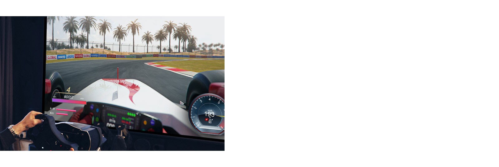 Primer plano de un jugador sosteniendo un volante mientras juega un juego de carreras en una pantalla de TV.