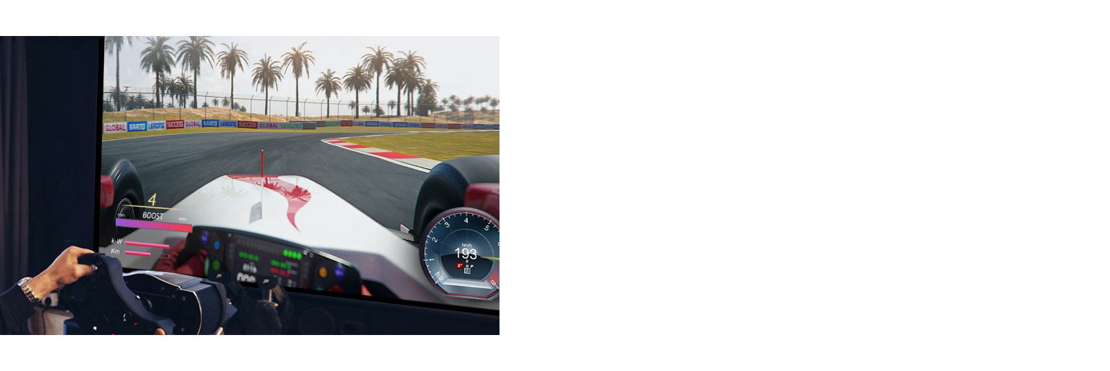 Primer plano de un jugador sosteniendo un volante mientras juega un juego de carreras en una pantalla de TV.