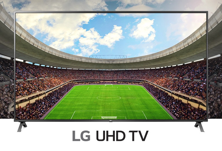 Una vista panorámica del estadio de fútbol lleno de espectadores se muestra dentro de un marco de televisión.