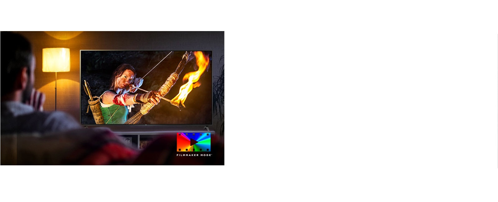 Un hombre está sentado en un sofá viendo una película de acción. La chica en la televisión tiene un arco y una flecha completamente tensos.