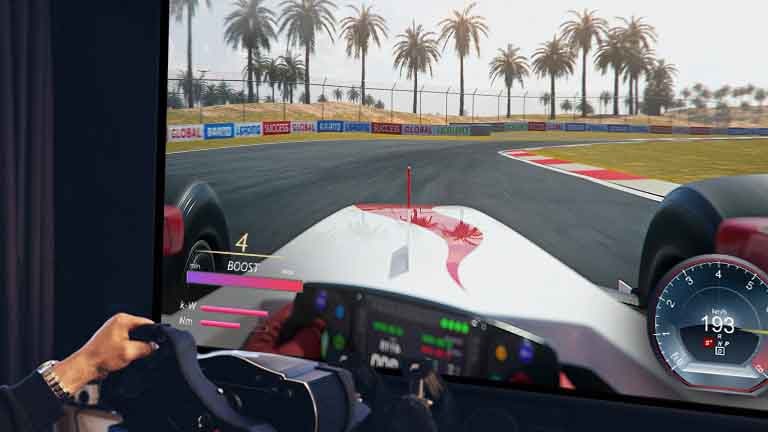 Primer plano de un jugador sosteniendo un volante mientras juega un juego de carreras en una pantalla de TV.