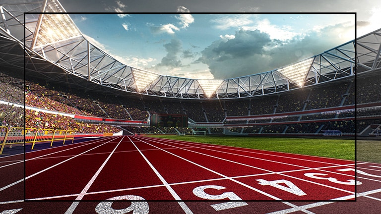 Pantalla de TV que muestra un estadio con una vista de la pista de atletismo de cerca. El estadio está lleno de espectadores.