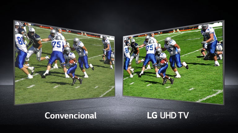 Una imagen de jugadores jugando en un campo de fútbol se muestra en las vistas. Una se muestra en una pantalla convencional y la otra en una TV UHD.